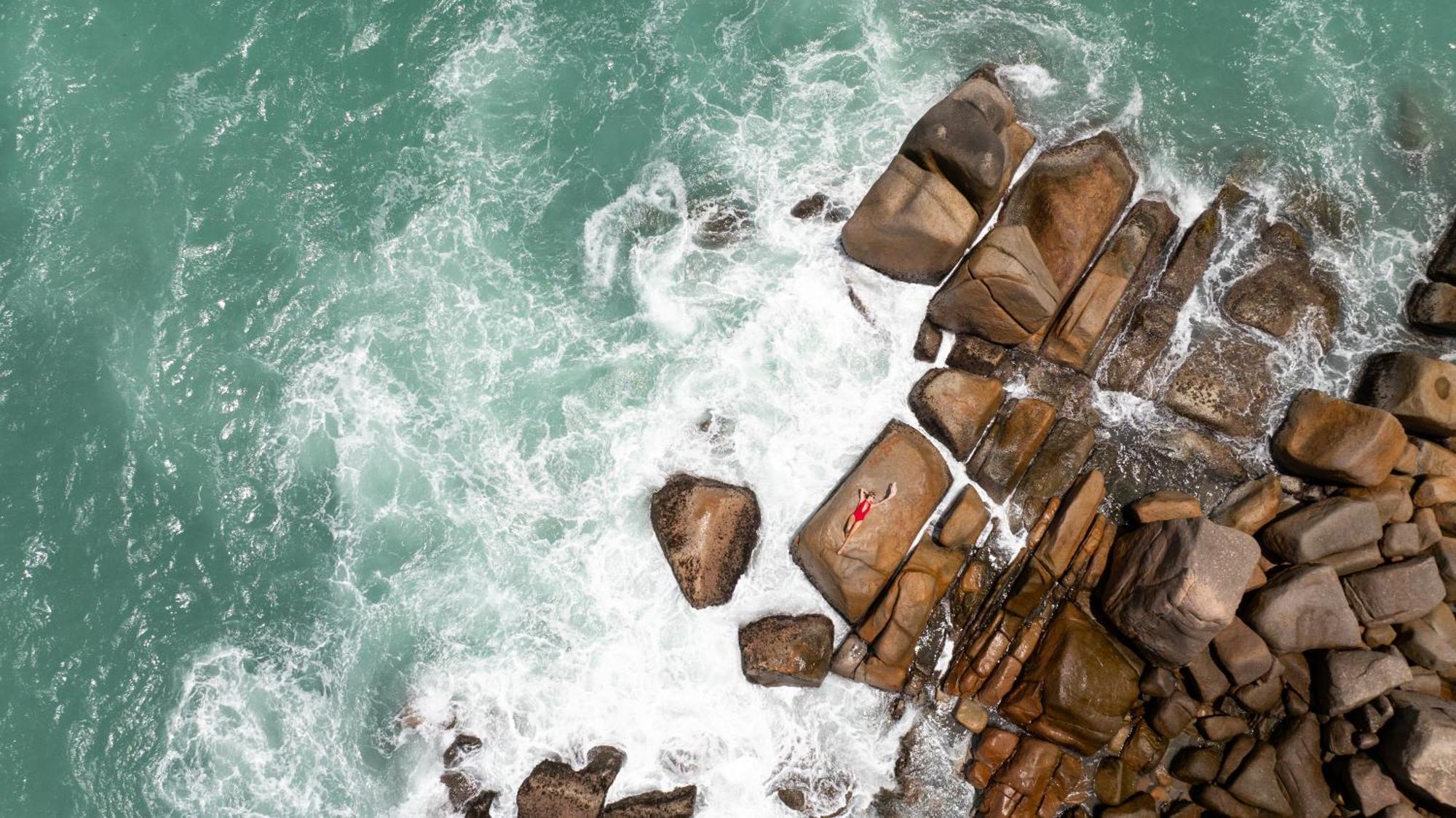Constance Lemuria Grand Anse  Exterior photo The rock formations at the coast of the island