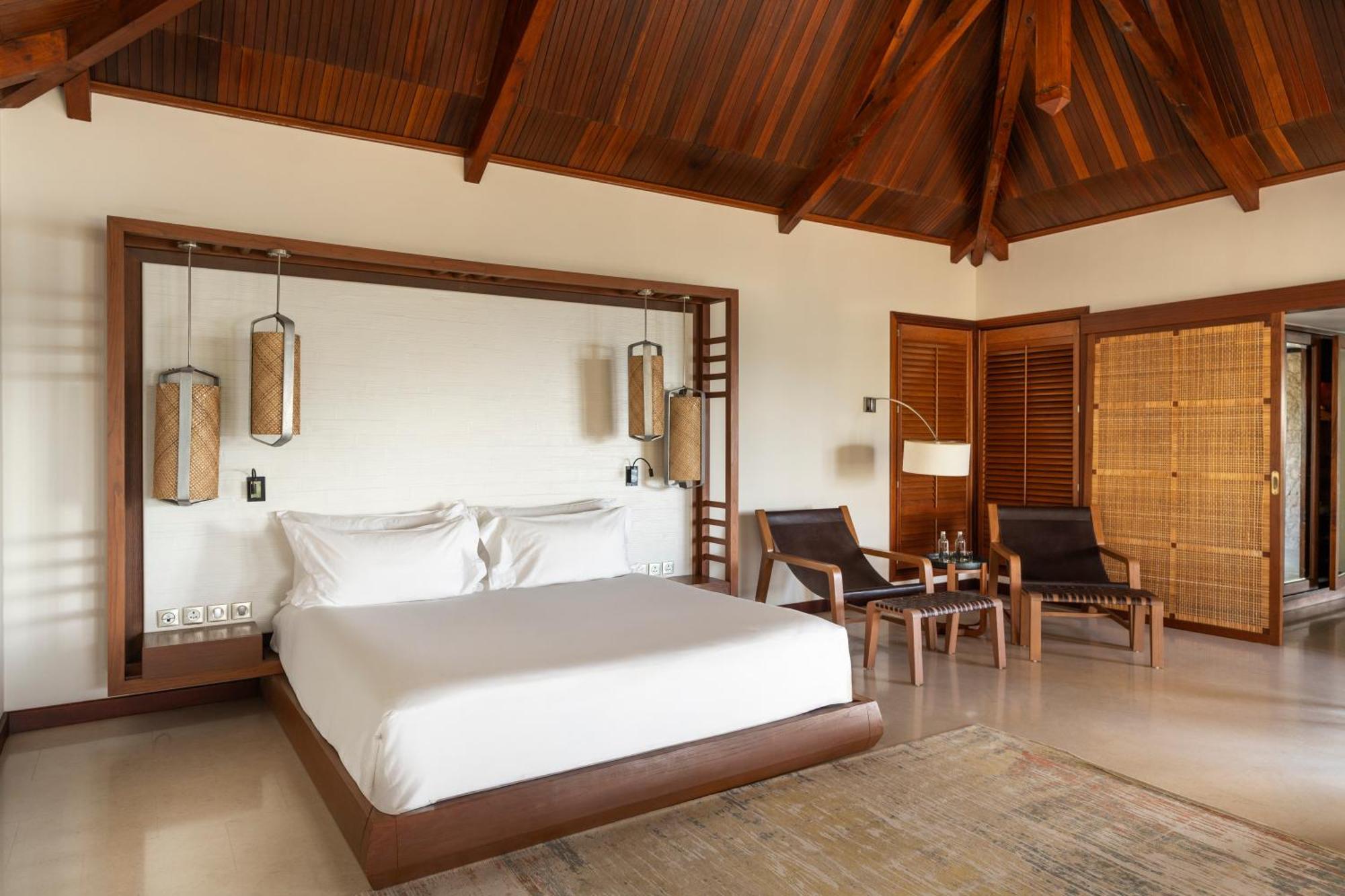 Constance Lemuria Grand Anse  Exterior photo A bedroom at the resort